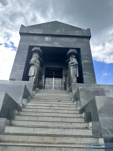 Estatuas de cariátides en el Monumento al Héroe Desconocido