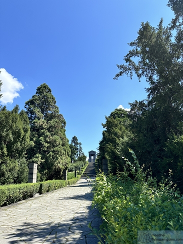 Monumento al Héroe Desconocido visto a lo lejos en Avala