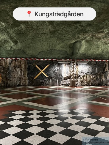 Plataforma de la estación Kungstradgarden con baldosas a cuadros