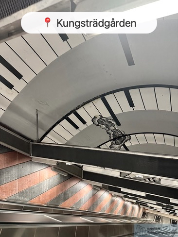Estación de metro Kungstradgarden con patrones coloridos y estatuas