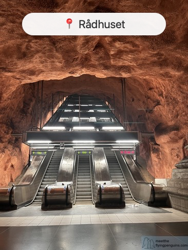 Estación Radhuset con roca expuesta y tonos cálidos