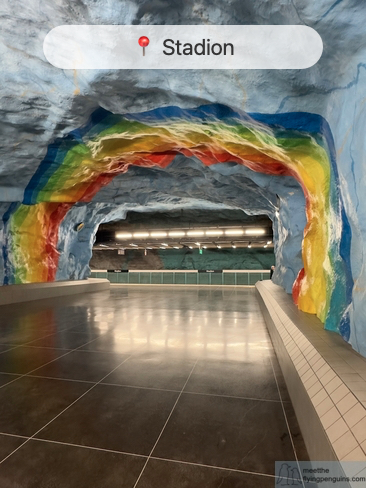 Estación de metro Stadion con arcoíris en el techo de la cueva
