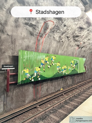 Ilustraciones deportivas coloridas en la estación Stadshagen